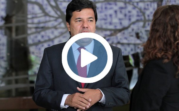 Ministro da Educação, Mendonça Filho (DEM), foi recebido com um escracho ao desembarcar no Aeroporto Internacional dos Guararapes/Gilberto Freire, no Recife; ao tentar atravessar o saguão do terminal, ele foi cercado por um grupo de manifestantes aos gritos de "golpista"; ele ainda tentou reagir afirmando "não ter medo de petista", antes de ser retirado do local por agentes de segurança; veja o vídeo do escracho