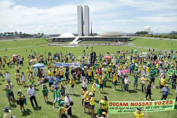 "Como os grupos buscaram promover apoio aos golpistas, apoio a Temer e suas medidas impopulares, poucos manifestantes foram às ruas", diz a senadora Gleisi Hoffmann (PT-PR)