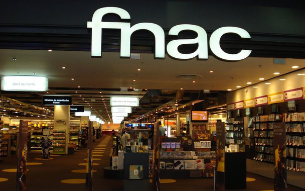 A Saraiva pode comprar as operações brasileiras da francesa Fnac, de acordo com a agência Reuters; sigilosa, a operação teria sido confirmada à agência por duas fontes com conhecimento do assunto; no mês passado, a Fnac confirmou buscar uma parceria para manter as atividades por aqui, mas disse que permanece no país