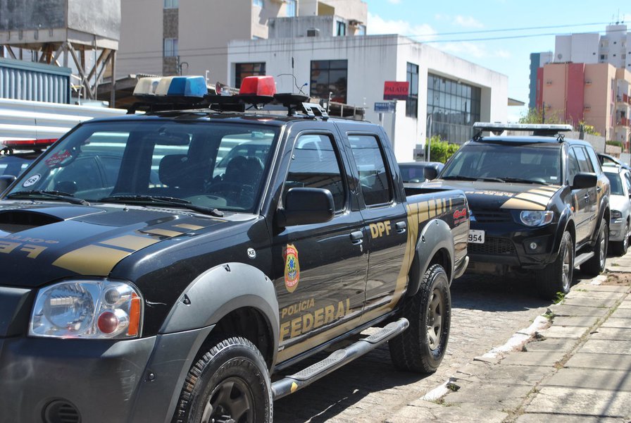 Três pessoas foram presas, até o momento, durante a operação Deusa da Espada, deflagrada pela Superintendência da Polícia Federal (PF) em Alagoas; entre os presos estão o ex-prefeito e o ex- vice de Canapi, Celso Luiz Tenório Brandão e Genaldo Vieira, além dos ex-secretários Jorge Valença e Carlos Alberto; eles são acusados dos crimes de lavagem de dinheiro, desvio de verbas federais, organização criminosa e fraude à lei de licitações