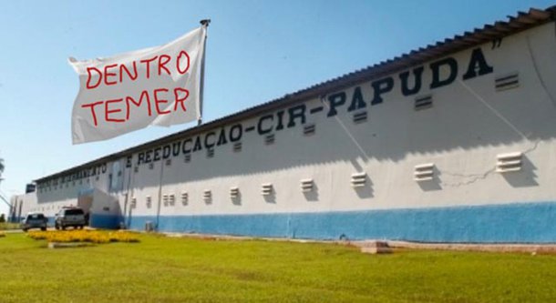 "PLANTÃO – Após a revelação bombástica de que o dono da JBS apresentou uma gravação com Michel Temer dando aval para a compra de silêncio de Eduardo Cunha, milhares de presidiários se rebelaram em diversas unidades prisionais pelo país gritando: DENTRO TEMER!", informa o portal satírico Sensacionalista