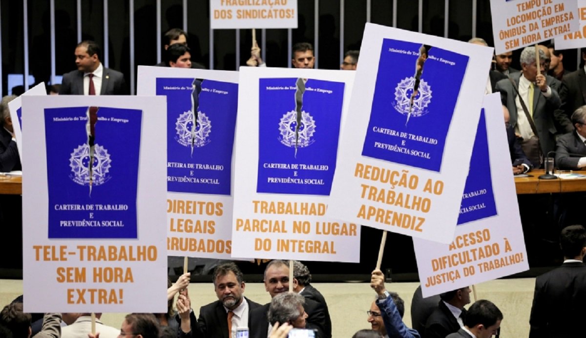 Dezoito deputados federais da bancada cearenses participaram ontem (26), da sessão de votação que aprovou a Reforma Trabalhista proposta pelo governo Michel Temer, retirando direitos históricos, conquistados pela classe trabalhadora. Foram dez votos contra o governo, oito a favor e quatro deputados se ausentaram da votação. O texto foi aprovado por 296 votos a favor e 177 contrários e segue agora para o Senado