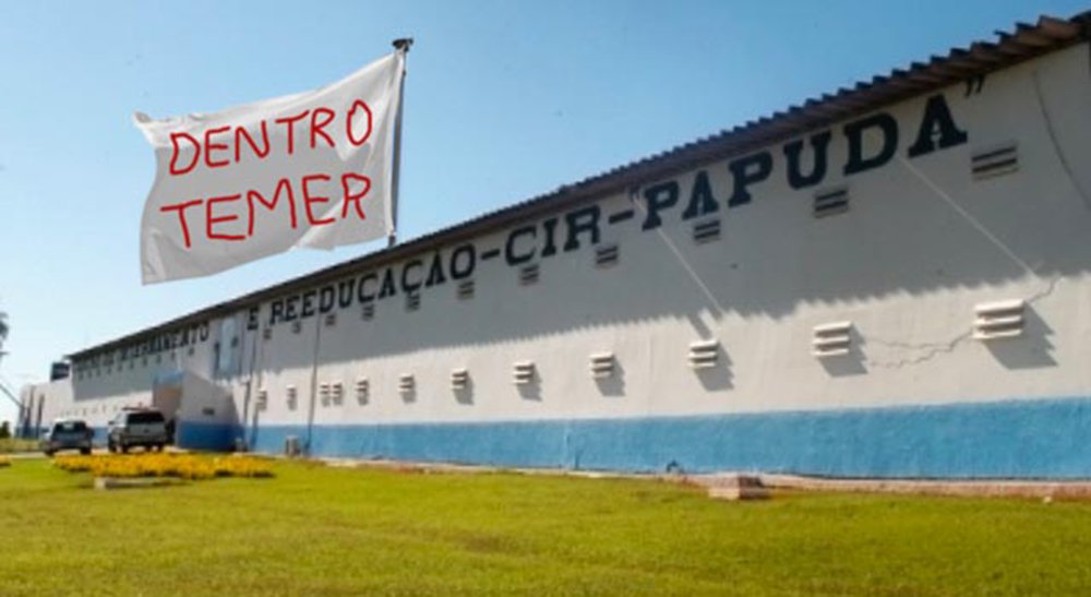 "PLANTÃO – Após a revelação bombástica de que o dono da JBS apresentou uma gravação com Michel Temer dando aval para a compra de silêncio de Eduardo Cunha, milhares de presidiários se rebelaram em diversas unidades prisionais pelo país gritando: DENTRO TEMER!", informa o portal satírico Sensacionalista