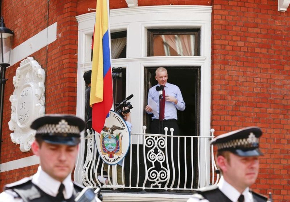 Fundador do WikiLeaks, Julian Assange, na varanda da embaixada do Equador em Londres. 19/08/2012 REUTERS/Olivia Harris
