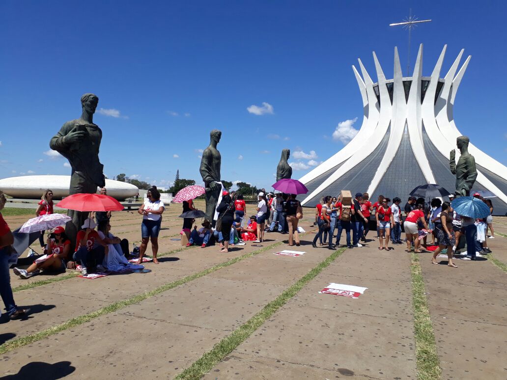 Em greve desde o dia 15 de março, professores do Distrito Federal se acorrentaram à estátua dos apóstolos da Catedral de Brasília e iniciaram uma greve de fome; a categoria pede diálogo com o governador Rodrigo Rollemberg; os docentes reivindicam o pagamento da quarta parcela do reajuste salarial, prometida pelo governo Agnelo Queiroz e que deveria ter sido paga em outubro do ano passado; a gestão atual disse não ter condições financeiras de arcar com o reajuste