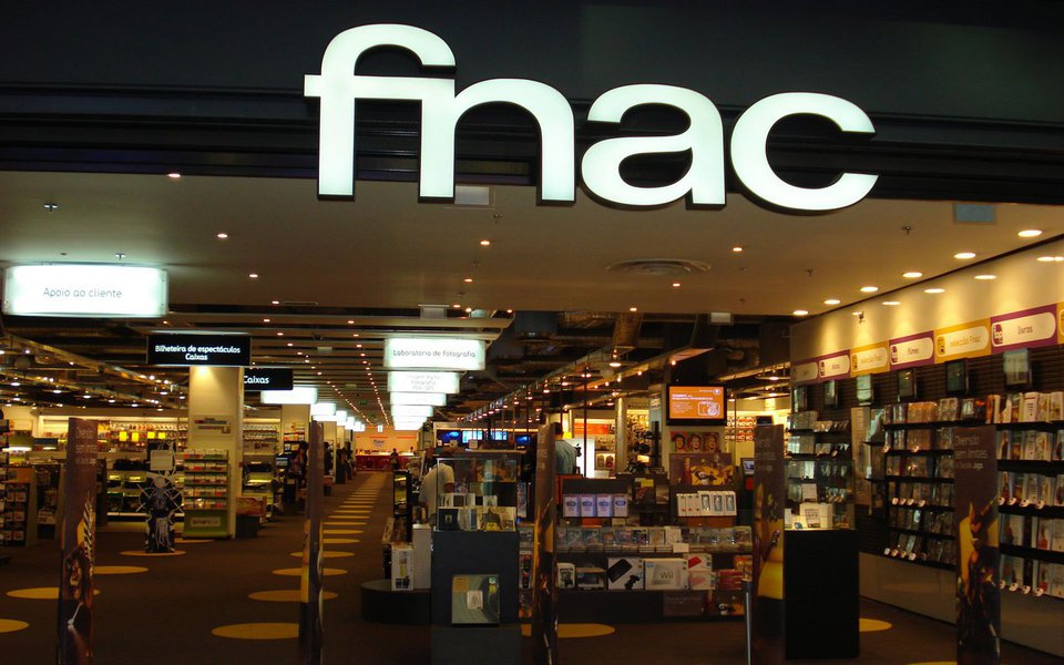 A Saraiva pode comprar as operações brasileiras da francesa Fnac, de acordo com a agência Reuters; sigilosa, a operação teria sido confirmada à agência por duas fontes com conhecimento do assunto; no mês passado, a Fnac confirmou buscar uma parceria para manter as atividades por aqui, mas disse que permanece no país