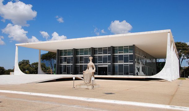O plenário do Supremo Tribunal Federal (STF) iniciou o julgamento de um recurso contra decisão da Justiça do Rio Grande do Sul, que negou autorização para que um cartório local aceitasse a inclusão do nome social como verdadeira identificação civil; entidades que lutam pelos direitos dos transexuais defenderam no Supremo a possibilidade de alteração do nome no registro civil sem a realização de cirurgia de mudança de sexo; apesar de iniciado, o julgamento foi suspenso e não há data para ser retomado porque os ministros decidiram julgar em conjunto outra ação que está sob a relatoria do ministro Marco Aurélio e que trata do mesmo tema
