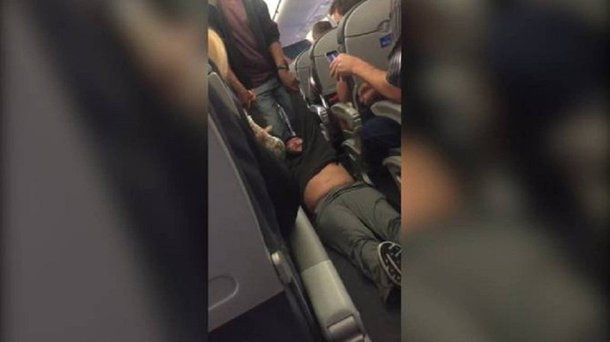 A United Airlines informou na sexta-feira que está mudando sua política de reservas para a tripulação em seus aviões, após um passageiro ser arrastado para fora de um voo lotado, no domingo, a fim de dar lugar a um funcionário, com registros em vídeo que tornaram a companhia aérea alvo de críticas em todo o mundo; empresa afirmou que os tripulantes teriam seus assentos confirmados ao menos 60 minutos antes da partida