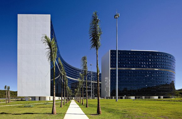 Pelo menos três grupos de investidores já demonstraram interesse em apostar na construção de um resort-cassino na estrutura da Cidade Administrativa, sede do governo mineiro, segundo o presidente da Companhia de Desenvolvimento de Minas Gerais (Codemig), Marco Antônio Castello Branco; dois grupos espanhóis e um dos Estados Unidos – que já possuem investimentos na área do entretenimento e 'know-how' em cassinos – procuraram a Codemig buscando informações sobre um possível investimento