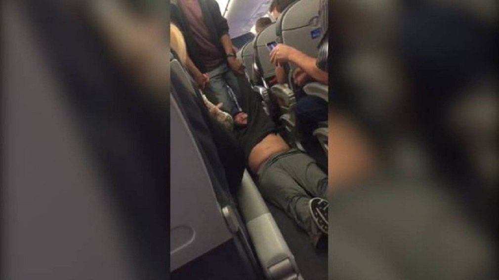 A United Airlines informou na sexta-feira que está mudando sua política de reservas para a tripulação em seus aviões, após um passageiro ser arrastado para fora de um voo lotado, no domingo, a fim de dar lugar a um funcionário, com registros em vídeo que tornaram a companhia aérea alvo de críticas em todo o mundo; empresa afirmou que os tripulantes teriam seus assentos confirmados ao menos 60 minutos antes da partida