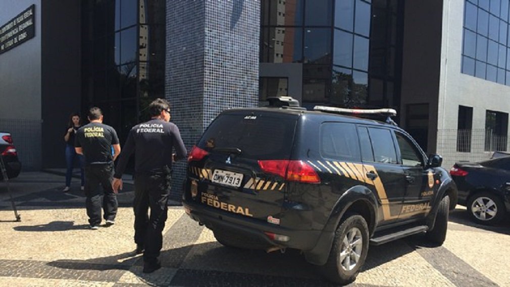 Os policiais federais de todo o Estado de Goiás vão deliberar acerca do indicativo/estado de greve em protesto contra a PEC 287, a PEC da Previdência; assembleia será realizada nesta quarta-feira, 5 de abril, em frente à Superintendência Regional da Polícia Federal (PF); “Fica nítido que o texto da PEC 287 impedirá que a maioria esmagadora dos trabalhadores se aposente, tornando o instituto da aposentadoria fictício”, explica o presidente do Sindicato dos Policiais Federais do Estado de Goiás (SINPEF/GO), Francisco José da Silva Júnior