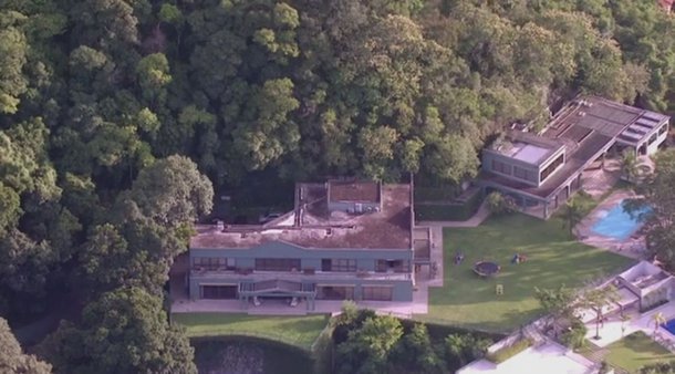 O empresário Eike Batista já está cumprindo prisão domiciliar em sua mansão no Jardim Botânico, bairro nobre da zona sul do Rio de Janeiro; ele estava até ontem detido no complexo prisional de Bangu, zona oeste, de onde saiu para aguardar julgamento em casa, após o ministro do Supremo Gilmar Mendes ter lhe concedido uma liminar para deixar a prisão; Eike estava preso desde janeiro, por causa das investigações da operação Eficiência, desdobramento da Lava-Jato; ele é suspeito de pagar US$ 16,5 milhões a título de propina ao esquema do ex-governador Sérgio Cabral