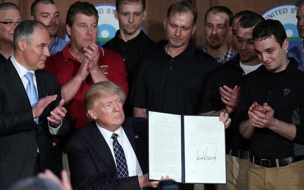 Presidente dos EUA, Donald Trump, assinou nesta terça-feira, 28, decreto eliminando regulamentações tomadas na era Obama para conter o aquecimento global, alegando que as restrições ecológicas prejudicam a geração de empregos para trabalhadores da indústria de petróleo e carvão; "Meu governo está pondo um fim à guerra contra o carvão", disse Trump antes de assinar o decreto na sede da Agência de Proteção Ambiental; "Com a ação executiva de hoje, estou tomando medidas históricas para levantar as restrições sobre a energia americana, reverter a intrusão governamental e cancelar regulações 'matadoras' de empregos", acrescentou