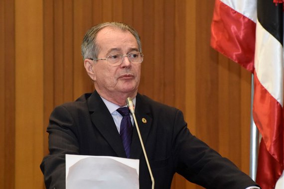 Parece história de pescador, mas não é… O Maranhão tremeu com o Tsunami do áudio do deputado Levi Pontes (PCdoB), que foi vazado; o deputado diz: "[…] Agora, conversei muito com doutor Magno, como sempre ele vai distribuir cotas de peixes para a zona rural e cidade pra todos as lideranças políticas, inclusive já me comunicou a minha cota que não sei qual é. A Wégilla tá por dentro disso tudo […] Segundo entendimentos de alguns parlamentares, esse ato configura-se falta de decoro parlamentar, fere o código de ética e pode sim leva-lo à cassação"; Pontes terá de se explicar na comissão de ética da Assembléia do Maranhão, porque ontem mesmo, a deputada Andréa Murad (PMDB) entrou com uma representação contra ele