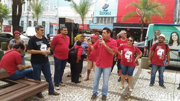 O presidente do Partido dos Trabalhadores no Ceará, Francisco de Assis Diniz, coordena, nesta manhã de hoje, uma Tribuna Livre, em solidariedade ao ex-presidente Luis Inácio Lula da Silva, na Praça do Ferreira, em Fortaleza. O ato começou por volta das 10 horas da manhã e deve permanecer até as 14 horas, horário em que deverá começar o depoimento do ex-presidente, em Curitiba
