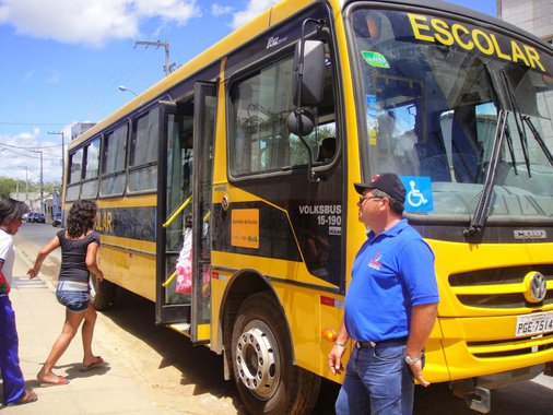 O governo de Alagoas decidiu transferir os recursos financeiros para a execução do transporte escolar dos estudantes da rede pública estadual de 26 municípios; portaria é valida apenas para as escolas que não fazem parte da Gestão Integrada de Transporte Escolar (GEITE), que atende a mais 70% dos municípios de Alagoas 