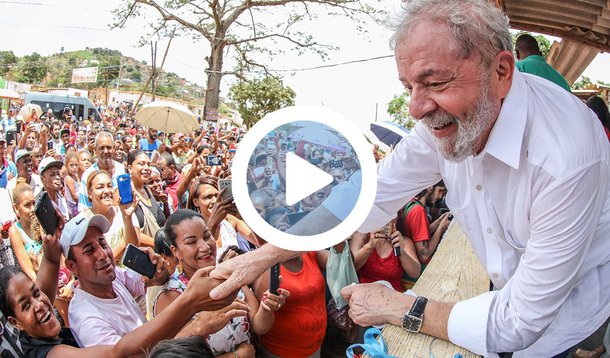 Em entrevista à Rádio Guaíba nesta sexta-feira 28, o ex-presidente Lula, que detém a preferência da maioria do eleitor brasileiro em todas as pesquisas, voltou a dizer que irá disputar a presidência da República em 2018; "Se eles quiserem evitar que eu seja candidato, eles terão mais uma vez que rasgar a Constituição brasileira, para cometer mais um crime contra a democracia neste País", afirmou; Lula comemorou a alta adesão da greve geral que paralisa o País contra as reformas trabalhista e da Previdência; "É uma greve histórica. Há muito tempo que não víamos um movimento tao preciso quanto esse. E é importante dizer que é uma greve causada pela irresponsabilidade e pela insensibilidade do governo"