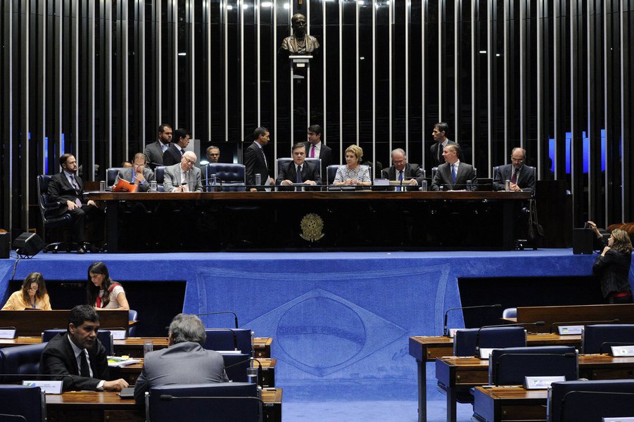 O debate em torno do texto da reforma trabalhista aprovado pela Câmara dos Deputados continua dividindo opiniões no Senado, onde está em discussão; em sessão temática no plenário da Casa realizada nesta quinta-feira 11, o ministro do TST Maurício Godinho Delgado afirmou que, apesar de a proposta não retirar direitos automaticamente, ela possibilita que eles sejam suprimidos no dia a dia da relação laboral; confira no vídeo