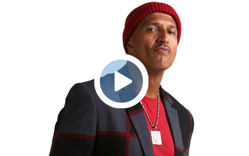 O rapper e líder dos Racionais MC's, Mano Brown, criticou a reforma da Previdência proposta pelo governo de Michel Temer; ele classificou a PEC 287 como uma "limpeza" da próxima população de idosos; "Vai ter um exército de gente jogada na rua", disse; segundo ele, a população da periferia está mais conservadora e lembra da vitória do prefeito João Doria (PSDB) no seu bairro, o Capão Redondo; "Lá ele teve 48% dos votos." Mesmo com o aval da sua comunidade, o rapper disse que medidas de Doria, como apagar os grafites da cidade, são retrocessos, mas que não se surpreende, pois acredita que a sociedade brasileira tem uma "mentalidade elitista"