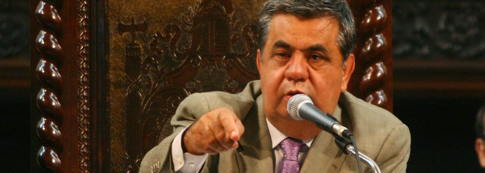 O presidente da Assembleia Legislativa do Rio de Janeiro (Alerj), Jorge Picciani (PMDB), rejeitou os oito pedidos de impeachment contra o governador do Rio, Luiz Fernando Pezão (PMDB); de acordo com a Alerh, a Procuradoria da Casa afirma que as acusações são genéricas e políticas; os pedidos tinham como autores classes sindicais e políticos divergentes, como a bancada do PSOL e  Flávio Bolsonaro (PSC), adversário dos pessolistas; OAB-RJ já se pronunciou a favor do afastamento e ainda dará um posicionamento final, depois que Pezão apresentar a sua defesa