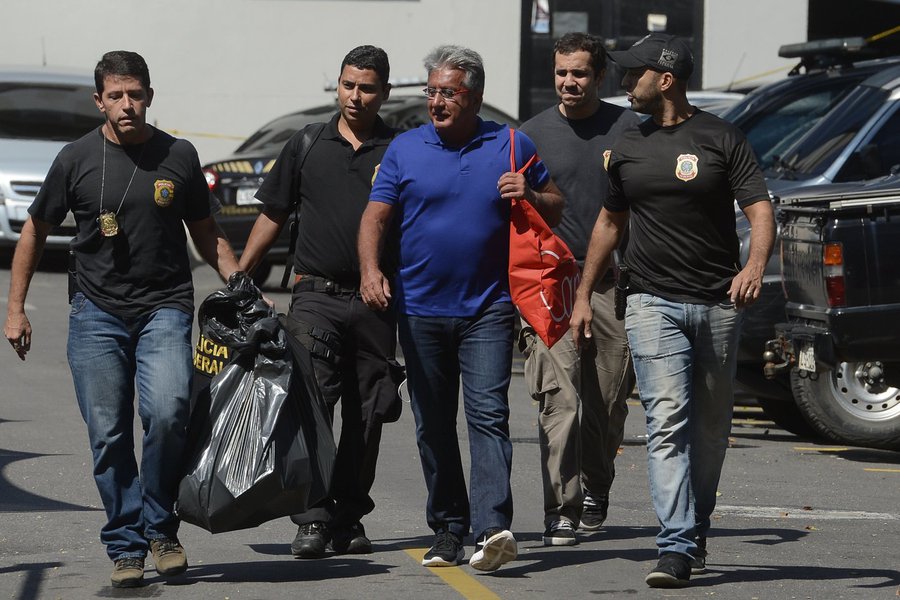 O MPF no Rio denunciou o diretor de Engenharia da RioTrilhos Heitor Lopes de Sousa Júnior (foto) e o ex-subsecretário de Transportes Luiz Carlos Velloso, além de outras cinco pessoas, por lavagem de dinheiro referente a vantagens indevidas recebidas nos contratos para a construção da Linha 4 do metrô do Rio; as denúncias decorrem da Operação Tolypeutes, realizada no âmbito das investigações conduzidas pela força tarefa da Lava Jato no Rio 