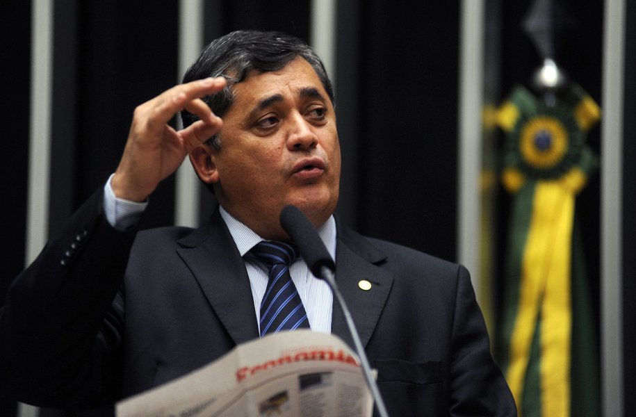 Em entrevista coletiva, no final da manhã de hoje, o deputado federal Jose Guimarães, líder da minoria, criticou a proposta do Governo Federal para a renegociação das dívidas dos Estados. Para o deputado, a proposta do governo não trata de uma renegociação, mas de um "arrocho fiscal". Confira o vídeo