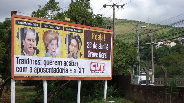 Dezenas de outdoors estão espalhados pela capital e cidades do interior do Rio Grande do Sul com fotos de deputados federais gaúchos que apoiam as reforma Trabalhista e Previdenciária do governo Michel Temer; “Traidores: querem acabar com a aposentadoria e a CLT”, é a principal chamada, ao lado da convocação “Reaja: 28 de abril é greve geral”; os outdoors foram colocados à beira de ruas, avenidas e estradas das principais bases eleitorais dos parlamentares
