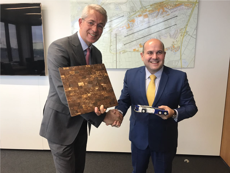 O prefeito Roberto Cláudio (PDT) reuniu-se nesta quarta-feira (29), na Alemanha, com Stefan Schulte, CEO da Fraport, empresa alemã que administrará o Aeroporto Internacional Pinto Martins pelos próximos 30 anos. Durante a apresentação dos potenciais turísticos de Fortaleza e dos investimentos feitos em mobilidade urbana, foi informado que a companhia alemã já tem reunião marcada com a Latam, na próxima semana, para discutir a possível implantação do hub na capital cearense