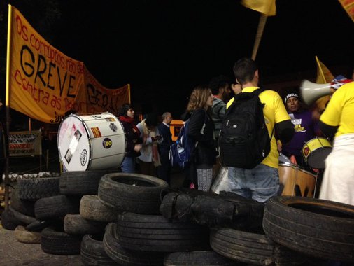 As mobilizações de trabalhadores para o Dia Nacional de Greve Geral em Porto Alegre começou já na madrugada desta sexta-feira (28) com piquetes em frente às garagens das empresas de ônibus da Capital; até às 7h55, nenhum ônibus havia entrado em circulação; as manifestações são contra as reformas trabalhista e da Previdência propostas pelo governo Temer; diante da garagem da Carris, no Partenon, cercam de 100 manifestantes de entidades e movimentos sociais como CTB, CSP-Conlutas, CUT, Conlutas, Simpa, entre outros, se mobilizavam desde o horário marcado para o início da circulação dos coletivos, às 3h45