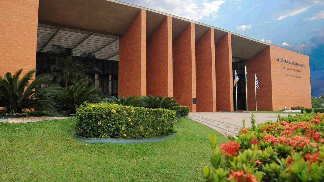 Após solicitação do Movimento Pró­BR­010, a Assembleia Legislativa do Tocantins realizará uma audiência pública, na próxima segunda-feira (8), no plenário da Casa, para debater a conclusão da rodovia federal; entre os convidados estão o DNIT­-TO, Fundação Nacional do Índio (Funai), Ibama, Federação da Indústria do Estado do Tocantins (Fieto), MPF, Associação dos Produtores de Soja (Aprosoja-­TO), Cooperativa Agroindustrial do Tocantins (Coapa), Sindicato dos Caminhoneiros do Estado do Tocantins, a bancada federal do estado, prefeituras e câmaras municipais de cidades às margens da rodovia.