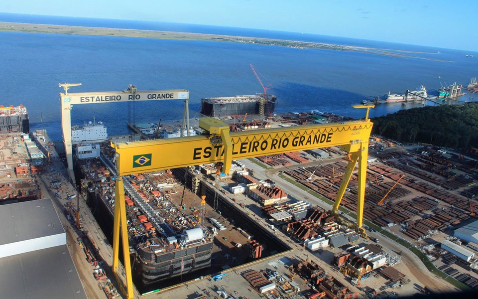 Convocados pelo Sindicato dos Metalúrgicos de Rio Grande (Stimmmerg), centenas de trabalhadores fazem um dia de mobilizações para cobrar dos governos estadual e federal a retomada dos investimentos no polo naval da cidade; eles reivindicam uma audiência com o governador José Ivo Sartori (PMDB) para tratar do assunto e que sejam retomadas as obras da plataforma P-70, que seria utilizada para exploração do pré-sal e que, segundo o sindicato, teria capacidade para gerar mais de 2 mil empregos diretos