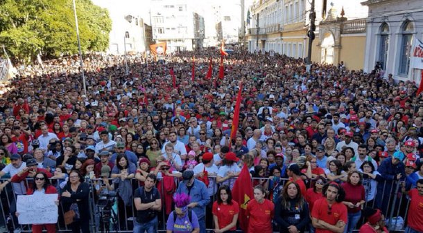 Um ato em defesa do Polo Naval de Rio Grande reuniu milhares de pessoas na tarde deste sábado (29), em frente à prefeitura do município da Região Sul do estado; os organizadores estimam que 12 mil pessoas tenham participado da mobilização; liderado pelas Frentes Parlamentares da Assembleia Legislativa e da Câmara dos Deputados, foram coletadas assinaturas para entregar ao governo federal pedindo a retomada de investimentos nos estaleiros do porto de Rio Grande; na próxima terça-feira (2), uma comitiva da região será recebida pelo presidente Michel Temer para discutir o tema