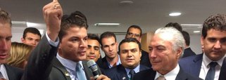 A Promotoria de Justiça da Comarca de Pio XII (MA) ofereceu denúncia contra Francisco de Assis Costa Filho, Secretário Nacional de Juventude do governo federal; a denúncia consiste em falsidade ideológica, falsificação de documentos, peculato, e participação em uma organização criminosa responsável por desviar dinheiro dos cofres públicos por meio de nomeações de funcionários fantasmas pagos pelo município de Pio XII, Centro-Norte do Maranhão; em nota, Assis Filho disse nunca ter exercido "cumulativamente quaisquer cargos, atuando sempre com a probidade, moralidade e transparência devidas à função pública"; outras 47 pessoas foram denunciadas;