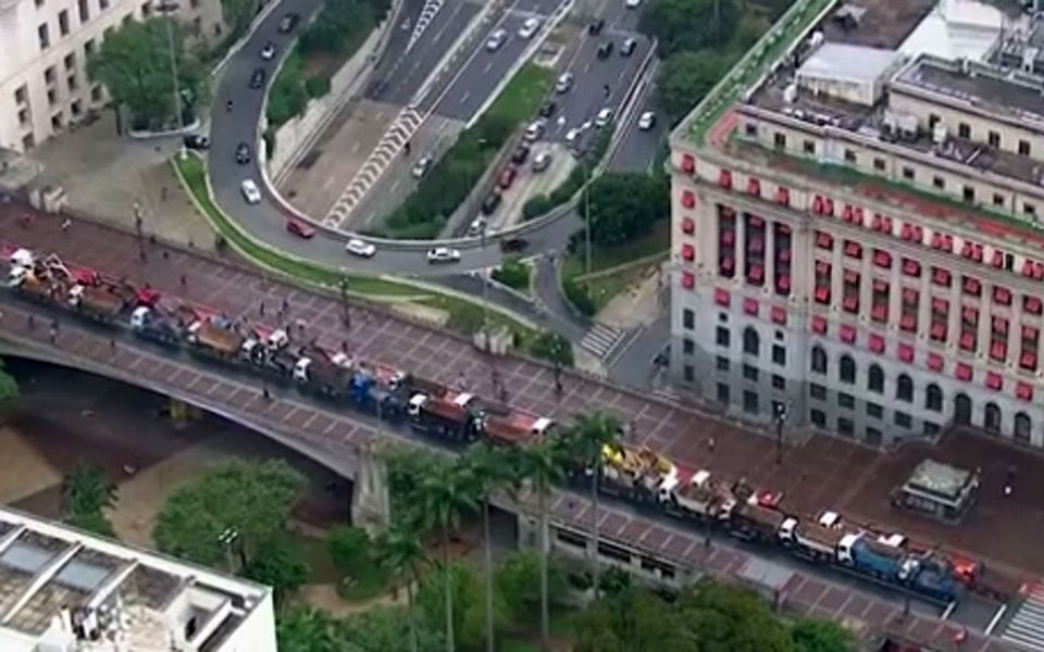 Protesto realizado por motoristas de caminhões-caçamba interditou aos dois sentidos do Viaduto do Chá, na região central de São Paulo; manifestação, que conta com mais de 100 caminhões, é um protesto contra as novas regras determinadas pela prefeitura para o recolhimento de entulho como os prazos para a remoção do material, valores das multas, além de mais pontos de descarte, uma vez que a Prefeitura estabeleceu apenas 3 locais para esta finalidade; manifestantes pedem, ainda, uma audiência com o prefeito João Doria (PSDB)