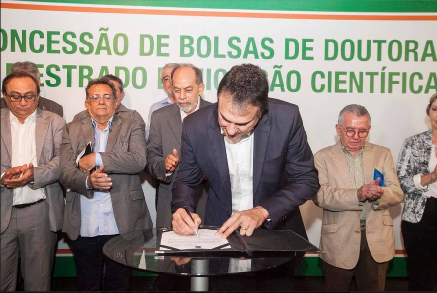 O governador Camilo Santana (PT) anunciou a concessão de 900 bolsas de mestrado e doutorado e oficializou a concessão de 759 bolsas de iniciação científica em solenidade na manhã desta quarta-feira (19). Somados, os investimentos em todos os programas de fomento à ciência para bolsistas em instituições de Ensino Superior do Estado chegam a R$ 20,7 milhões