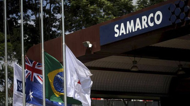 O retorno da mineradora Samarco ao município de Mariana, em Minas Gerais, poderá atrasar devido a um impasse com a prefeitura de Santa Bárbara, um dos municípios próximos; isso porque a prefeitura ainda não emitiu a carta de conformidade à empresa, documento que permite a Samarco voltar a operar na região; o documento deve ser fornecido por todos os municípios envolvidos na cadeia de produção; o impasse teve início quando a prefeitura de Santa Bárbara alegou que, conforme a legislação da cidade, a entrega da carta de conformidade depende de estudos de impacto ambiental