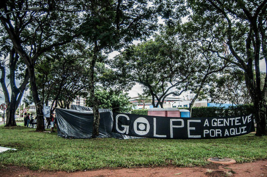 Militantes do Levante Popular da Juventude ocuparam a frente da filial da Rede Globo em Brasília, as barracas foram montadas no gramado ao lado da portaria e os militantes que dormiram lá continuam acampados neste sábado; a ação, que também está acontecendo no Rio de Janeiro, tem dimensão nacional e é acompanhada de intervenções do Levante em todo o país; na véspera do aniversário de 53 anos do golpe militar de 1964, o objetivo da ação é denunciar a participação da Rede Globo no golpe contra a presidente eleita Dilma Rousseff