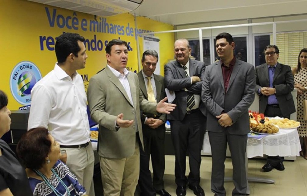 O presidente da Assembleia Legislativa, deputado José Vitti (PSDB), visitou nesta quinta-feira o Banco do Povo; no evento, realizado na sede do órgão em Goiânia, foram apresentados às autoridades políticas e colaboradores do projeto os rendimentos obtidos pela instituição no primeiro quadrimestre deste ano; Vitti disse que o Programa auxilia os microempreendedores em suas atividades e impulsiona e economia goiana, gerando emprego e renda em todo o Estado; “É muito bom ver os resultados positivos que o Banco do Povo tem proporcionado aos pequenos e microempreendedores do Estado de Goiás"