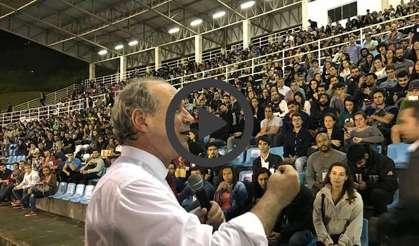 Ex-ministro Ciro Gomes, presidenciável pelo PDT, participou na noite dessa terça-feira, 28, de uma aula inaugural do Instituto de Ciências Humanas (ICH) da UFJF; Ciro falou sobre a “A crise econômica e perspectivas da educação brasileira” para cerca de três mil estudantes e professores, que precisaram ser reunidos no estádio da UFJF; na chegada ao evento, sob chuva, Ciro Gomes foi recebido aos gritos de "Fora, Temer", e respondeu incentivando a manifestação