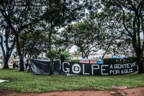 Militantes do Levante Popular da Juventude ocuparam a frente da filial da Rede Globo em Brasília, as barracas foram montadas no gramado ao lado da portaria e os militantes que dormiram lá continuam acampados neste sábado; a ação, que também está acontecendo no Rio de Janeiro, tem dimensão nacional e é acompanhada de intervenções do Levante em todo o país; na véspera do aniversário de 53 anos do golpe militar de 1964, o objetivo da ação é denunciar a participação da Rede Globo no golpe contra a presidente eleita Dilma Rousseff
