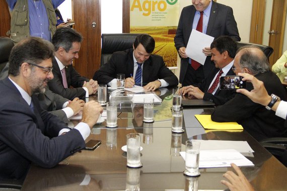 O governador Wellington Dias garantiu, em Brasília, em convênio firmado com o ministro interino da Agricultura, Pecuária e Abastecimento, Eumar Novacki, novos recursos para pequenos agricultores piauienses; foram dois projetos conveniados que celebram a aplicação de cerca de R$ 4 milhões, via governo federal, e mais R$ 6 milhões do Tesouro do Estado dentro de programa de crédito com o Banco Mundial