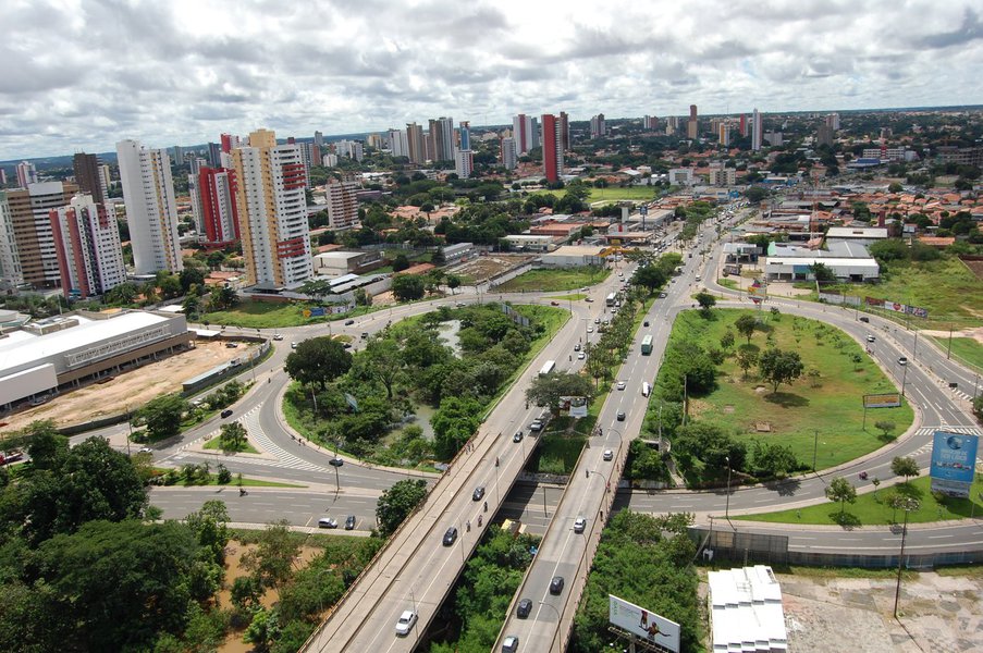 Pelo menos 16 pessoas registraram um boletim de ocorrência no 7º Distrito Policial em Teresina contra uma quadrilha suspeita de estelionato e apropriação indébita de carros; as vítimas informaram terem repassado seus veículos para pessoas que supostamente trabalhavam como corretores; os membros da quadrilha diziam que não iriam devolver os carros e ameaçavam as vítimas
