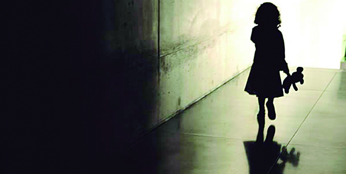 Uma criança de apenas 9 anos, vítima de uma suposta tentativa de estupro no Tabuleiro do Martins, foi conduzida ao Instituto Médico Legal (IML), em Maceió, para o exame de conjunção carnal; o suspeito foi preso e levado à Central de Flagrantes I; na delegacia, os militares analisaram o celular de Márcio Teixeira e encontraram fotos e vídeos de abusos praticados contra outras crianças