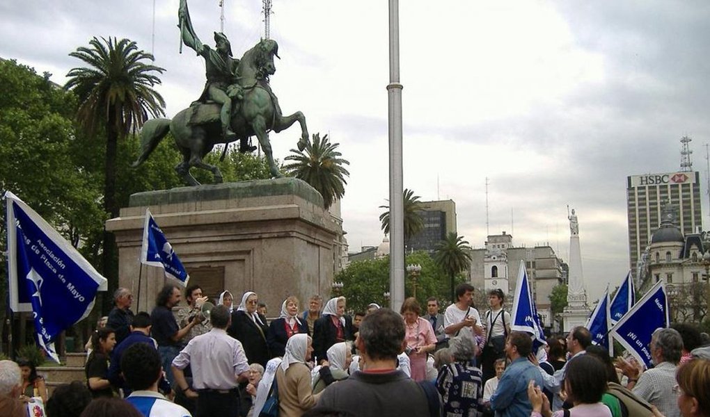 Um tribunal argentino declarou "inconstitucional e inaplicável" a decisão da Suprema Corte de reduzir a pena de comprovados agentes repressores da ditadura militar argentina (1976-1983); objetivo é evitar que essa decisão beneficie outros notórios condenados, informou a Procuradoria local; Tribunal Federal de San Juan (oeste) ignorou a decisão da Suprema Corte, emitida na semana passada, com a qual dezenas de condenados ou acusados em vários tribunais do país por crimes contra a humanidade poderiam pedir redução de pena