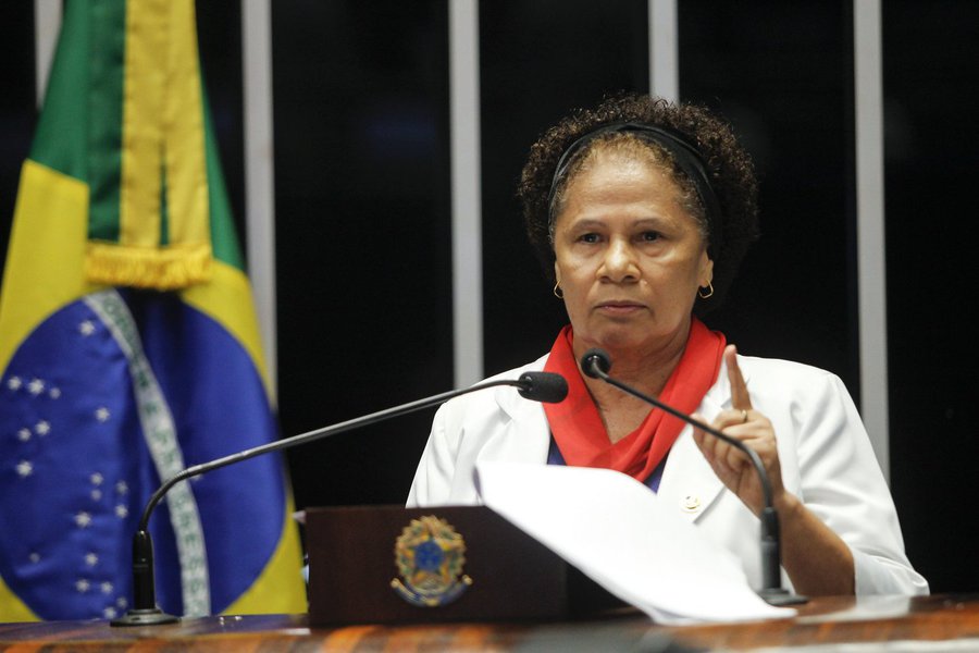 A presidente da Comissão de Direitos Humanos do Senado, Regina Sousa (PT-PI), acredita que a reforma trabalhista, que ela chama de "autorização para a volta do trabalho escravo no país", será aprovada, mas com modificações nas comissões técnicas da Casa antes de ir a Plenário; "Certamente haverá no Senado alguma modificação da atual proposta que representa a autorização para a volta do trabalho escravo"