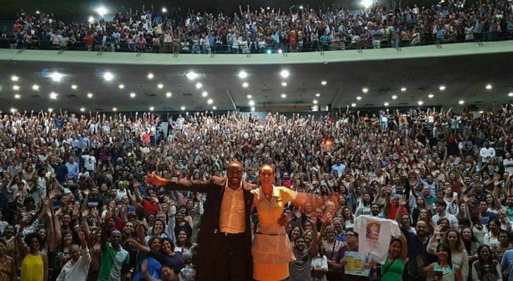 O teatro Guararapes, em Olinda (PE), ficou pequeno para a multidão que foi assistir a peça “O Topo da Montanha”. Apresentação tomou contornos de um ato de resistência quando um coro entoou “Fora, Temer” e foi respondido por Lázaro: “Grito junto!”; nos últimos dias, pesquisas Datafolha, Vox e Ibope confirmaram que Temer conseguiu unir o Brasil contra ele; segundo a Vox, 92% veem o Brasil no rumo errado; no Ibope, só 4% aprovam Temer; no Datafolha, 85% exigem diretas-já; ou seja, depois de ser colocado no por meio de um golpe que arruinou a economia e a imagem do Brasil, ele se tornou um gigantesco estorvo