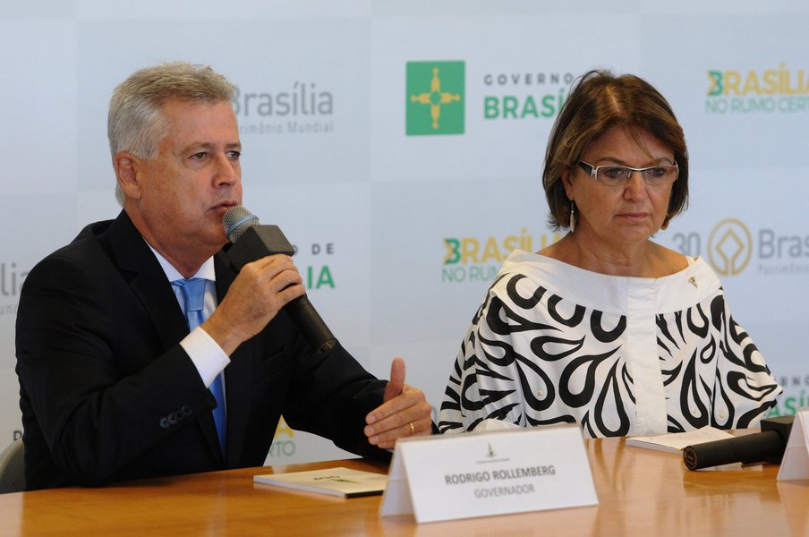 O aterro controlado do Jóquei, conhecido como lixão da Estrutural, será desativado definitivamente até outubro deste ano; o anúncio foi feito pelo governador de Brasília, Rodrigo Rollemberg, no Salão Nobre do Palácio do Buriti; "Considero um salto civilizatório na história da nossa cidade. Era uma vergonha para Brasília ter o segundo maior lixão do mundo, um lixão de triste história onde houve todo tipo de atentado à dignidade humana", declarou o chefe do Executivo, ao lado da diretora-presidente do Serviço de Limpeza Urbana (SLU), Kátia Campos