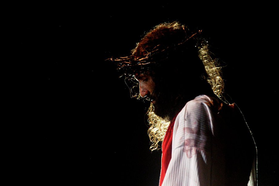 O evangelho de Mateus não deixa dúvidas sobre o cruzamento manipulador, que usa "autoridades" reconhecidas e respeitadas pelo povo exatamente com o objetivo de enganar a massa. "... os chefes dos sacerdotes e os anciãos convenceram as multidões para que pedissem Barrabás, e que fizessem Jesus morrer" 