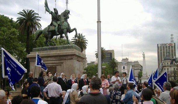 Um tribunal argentino declarou "inconstitucional e inaplicável" a decisão da Suprema Corte de reduzir a pena de comprovados agentes repressores da ditadura militar argentina (1976-1983); objetivo é evitar que essa decisão beneficie outros notórios condenados, informou a Procuradoria local; Tribunal Federal de San Juan (oeste) ignorou a decisão da Suprema Corte, emitida na semana passada, com a qual dezenas de condenados ou acusados em vários tribunais do país por crimes contra a humanidade poderiam pedir redução de pena