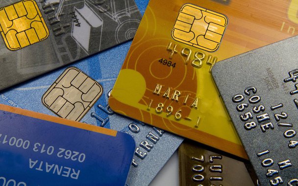A partir desta segunda-feira (3), passam a valer as novas regras do uso do rotativo do cartão de crédito, determinadas pelo Banco Central no final de janeiro; mudança dificulta o acesso ao rotativo, já que quem optar por pagar o valor mínimo da fatura do cartão poderá fazer isso somente por um mês; ao final deste período, o valor da dívida poderá ser parcelado com taxas menores oferecidas pelos bancos